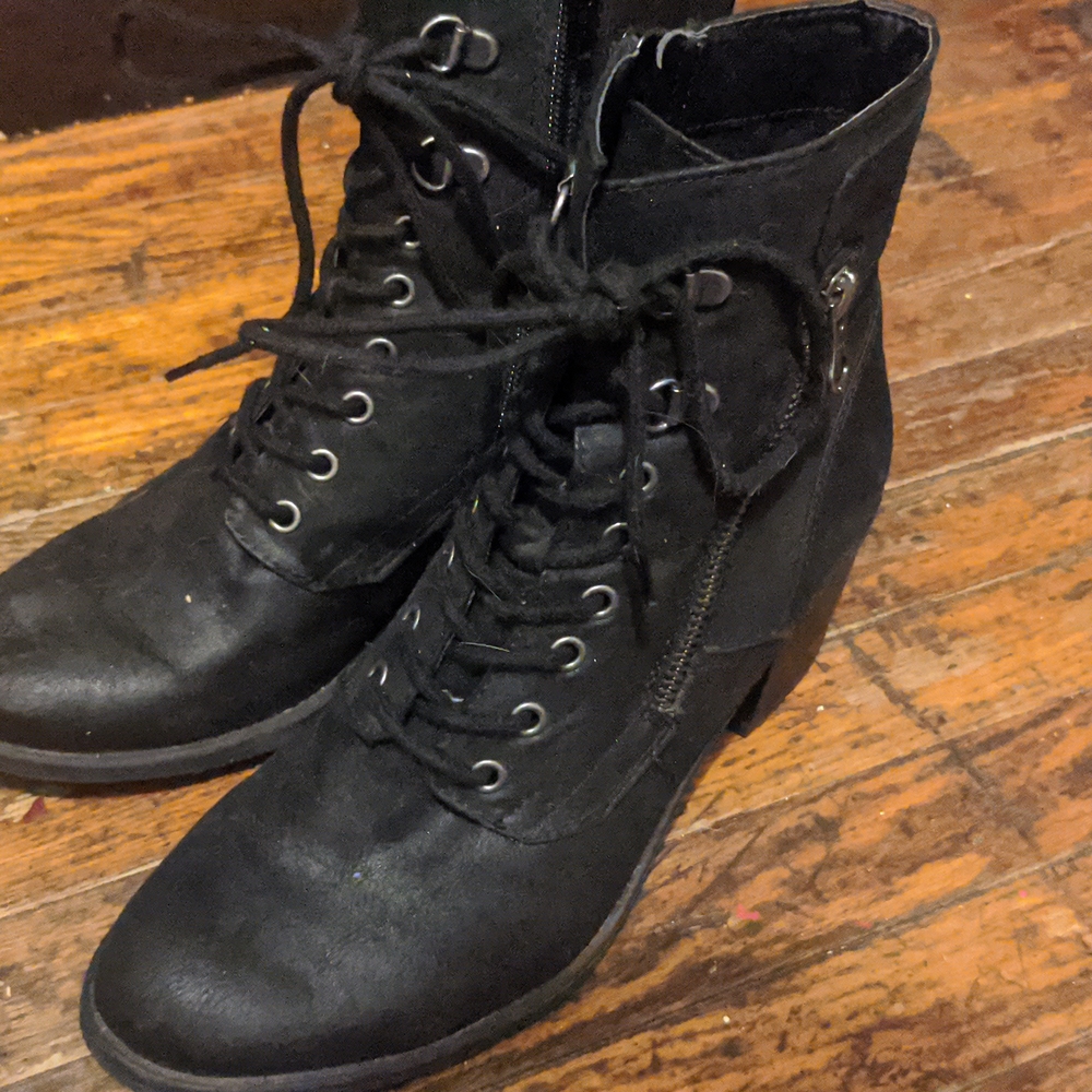 White mountain lace up shoes